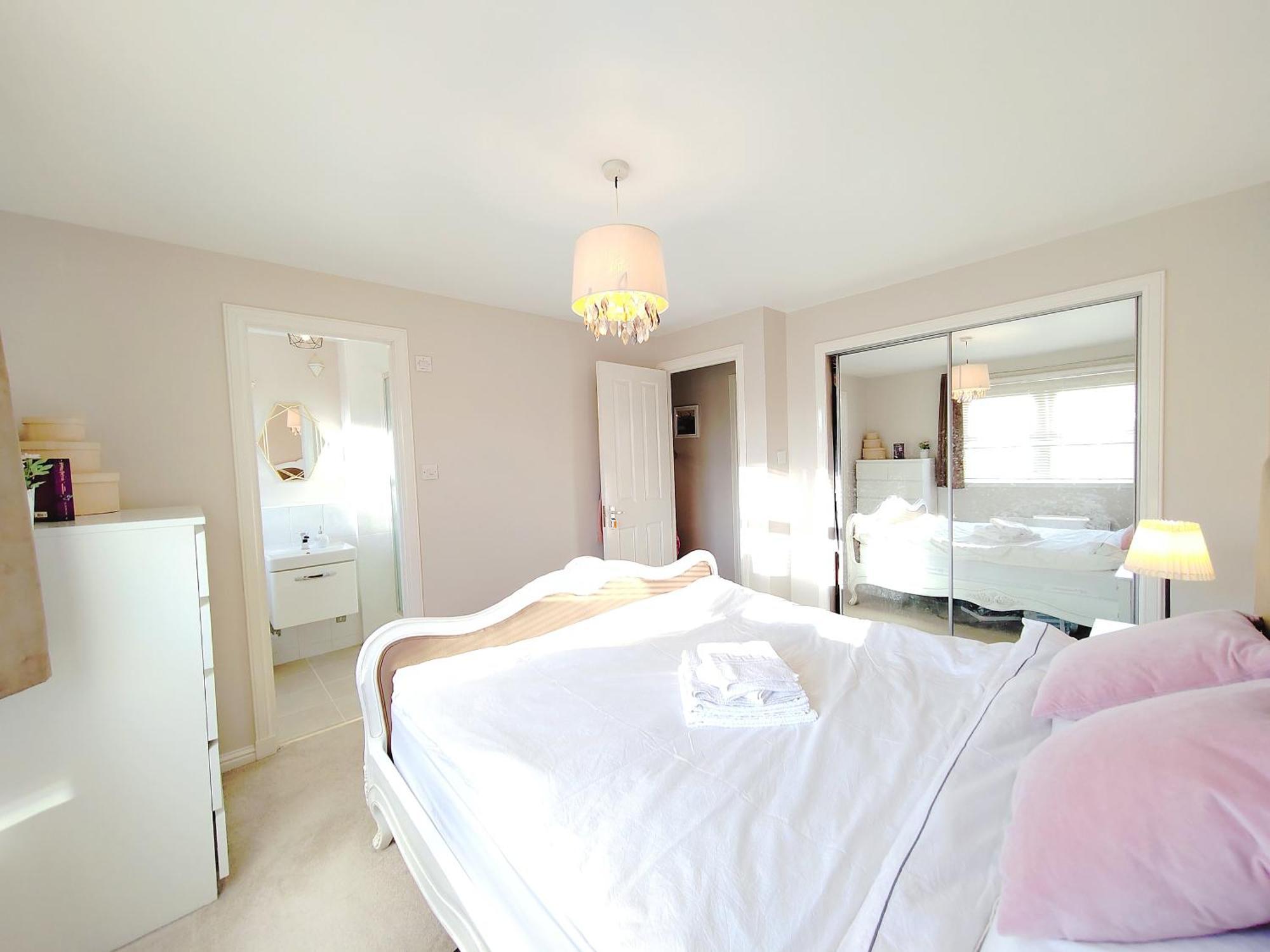 Modern And Spacious Double&King Bedrooms Both With Private Bathrooms Единбург Номер фото
